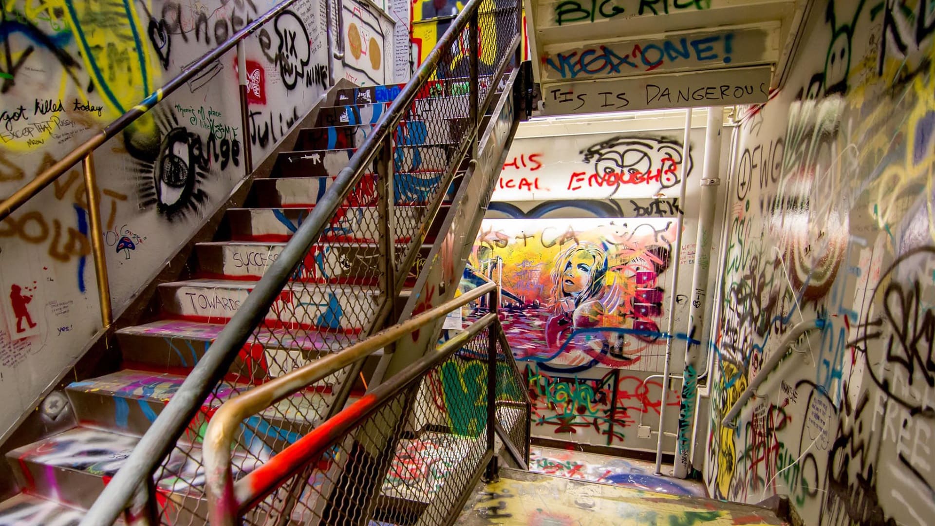 在美术大楼教堂中发现的涂鸦楼梯。